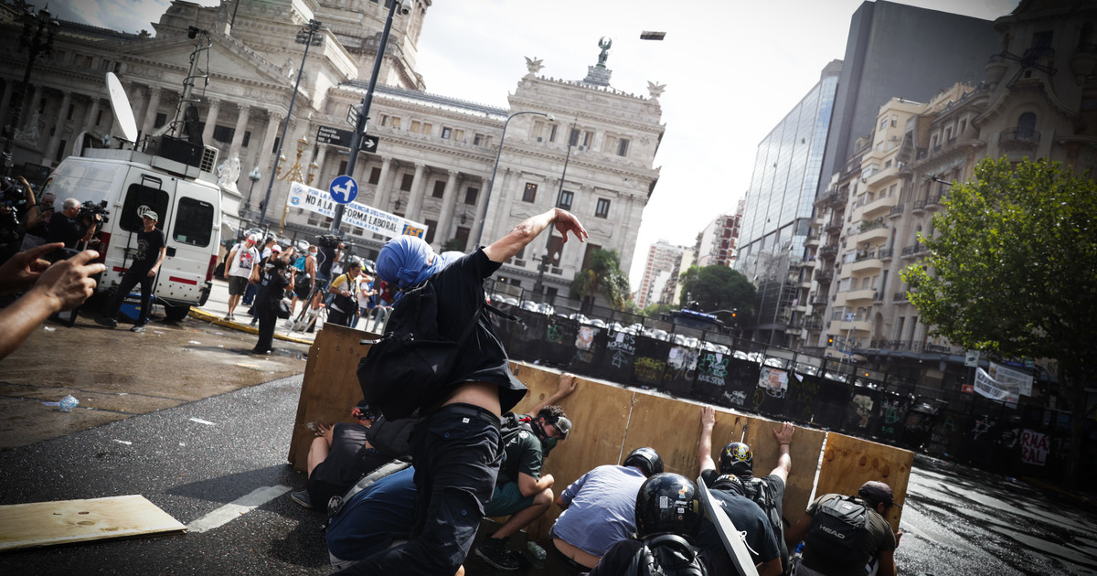 «Tiene que ser un delito, no una contravención»: tras los incidentes por la reforma laboral, Jorge Macri pidió endurecer las penas y tildó a los violentos de «animales»