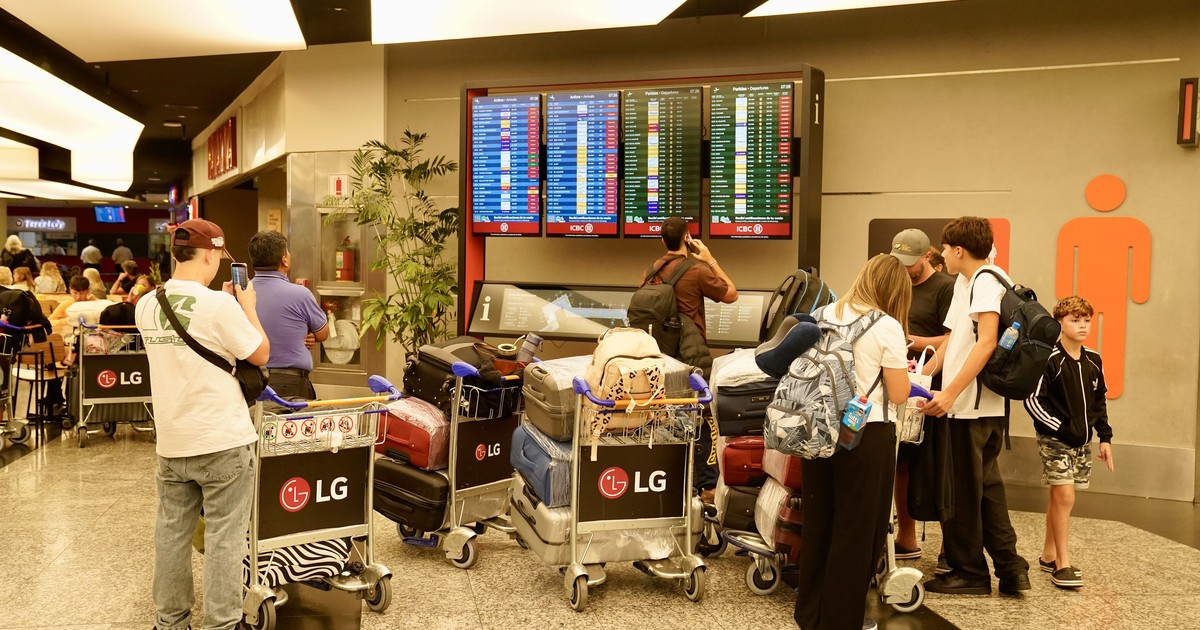 «Nos arruinó»: la impotencia de una familia que se iba de vacaciones a Brasil y quedó varada en Ezeiza por el paro de la CGT