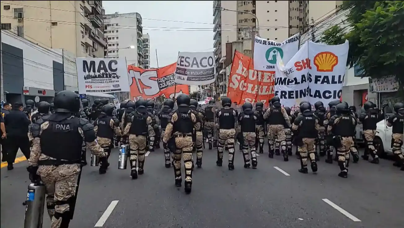 Tensión en el puente Pueyrredón: la Policía se enfrentó con los manifestantes y liberó el tránsito
