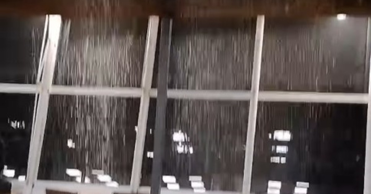 Temporal en AMBA: colapsó un desagüe de Aeroparque y cayó una catarata de agua en uno de los restaurantes